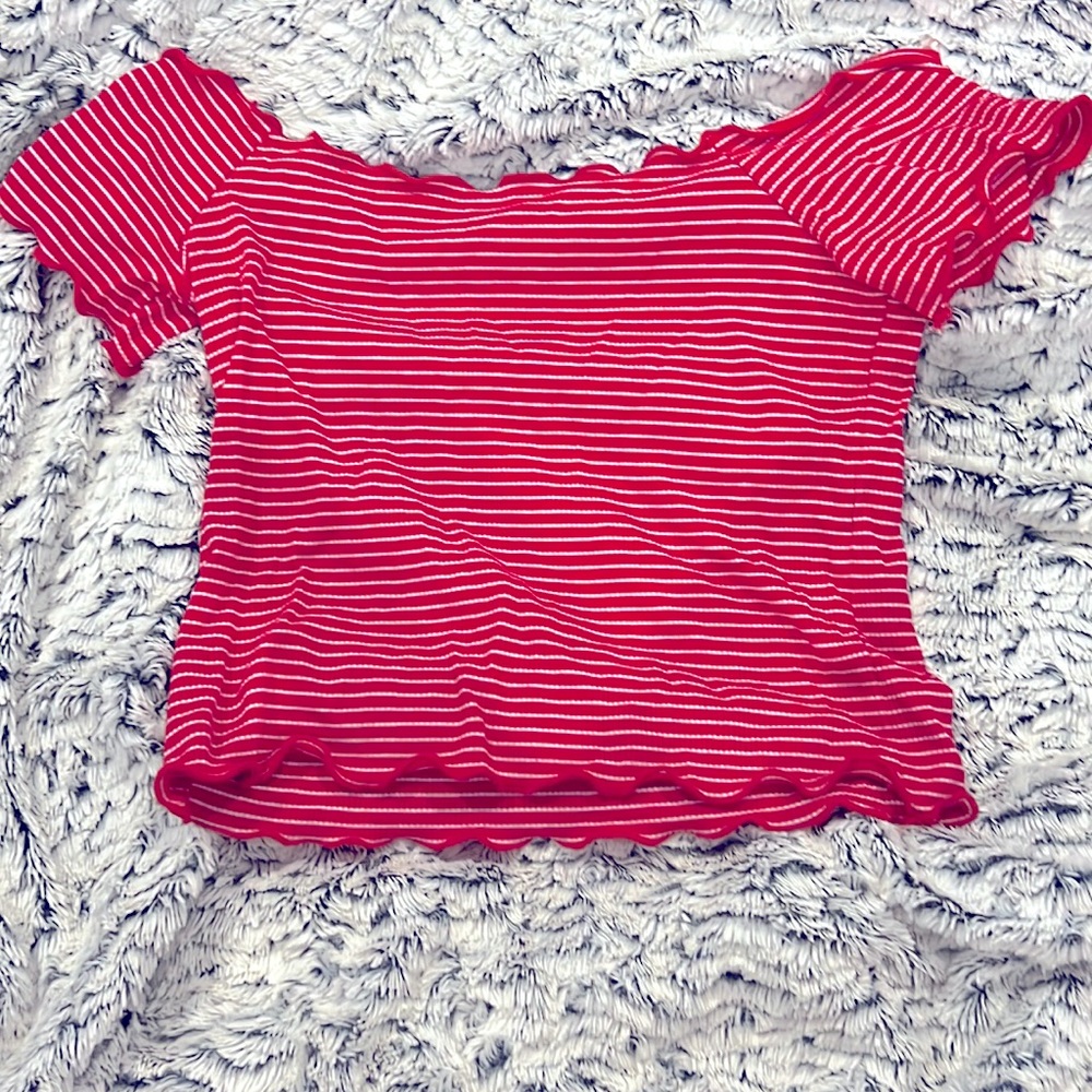 A cute over the shoulder top, great top for fourth of July!